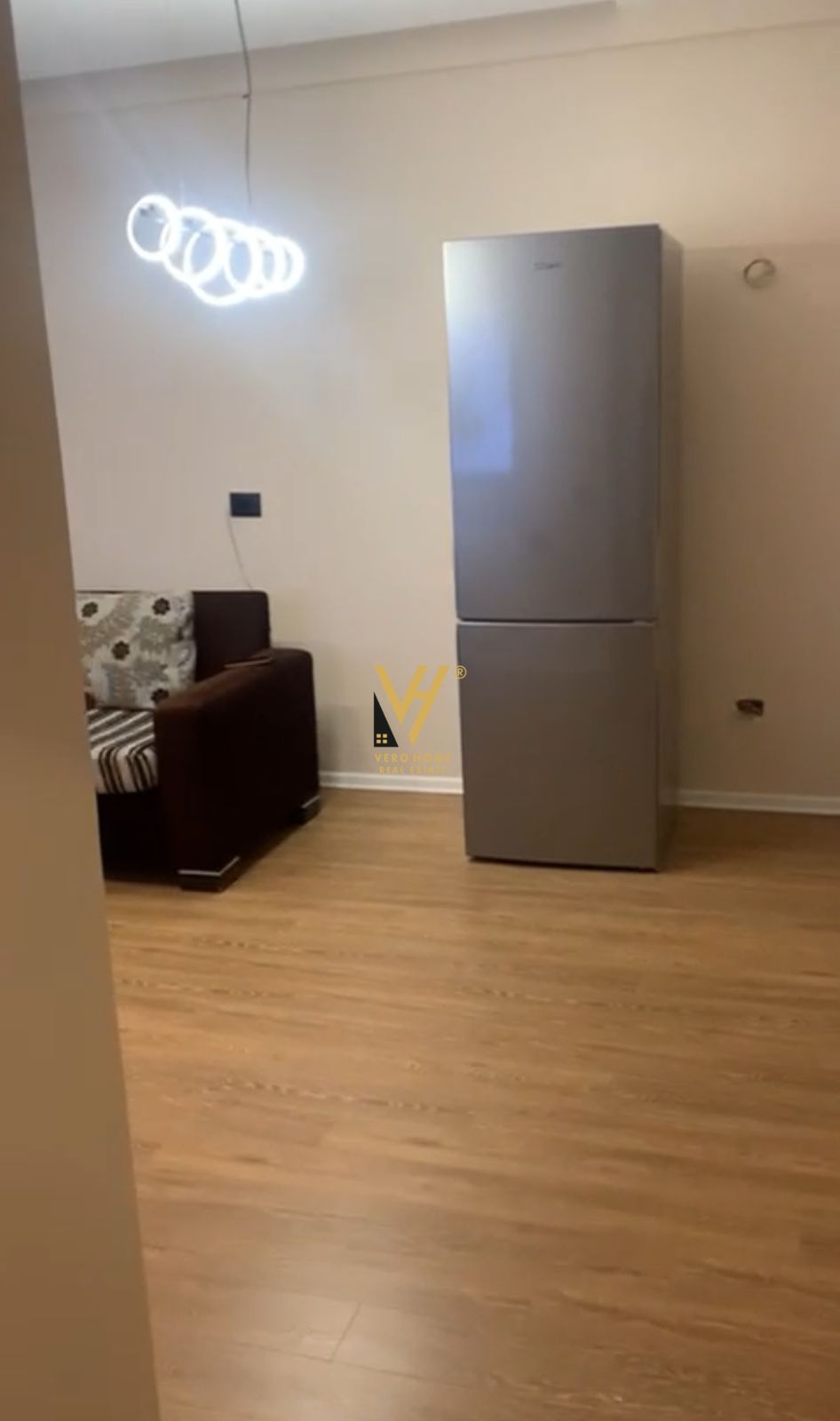 ZYRE 80 M2 ME QERA TE 21 DHJETORI 650 EURO