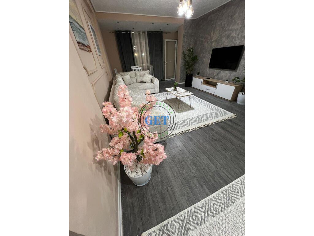 Shitet, Apartament 2+1 me Verand tek Ish Urt, Durres.