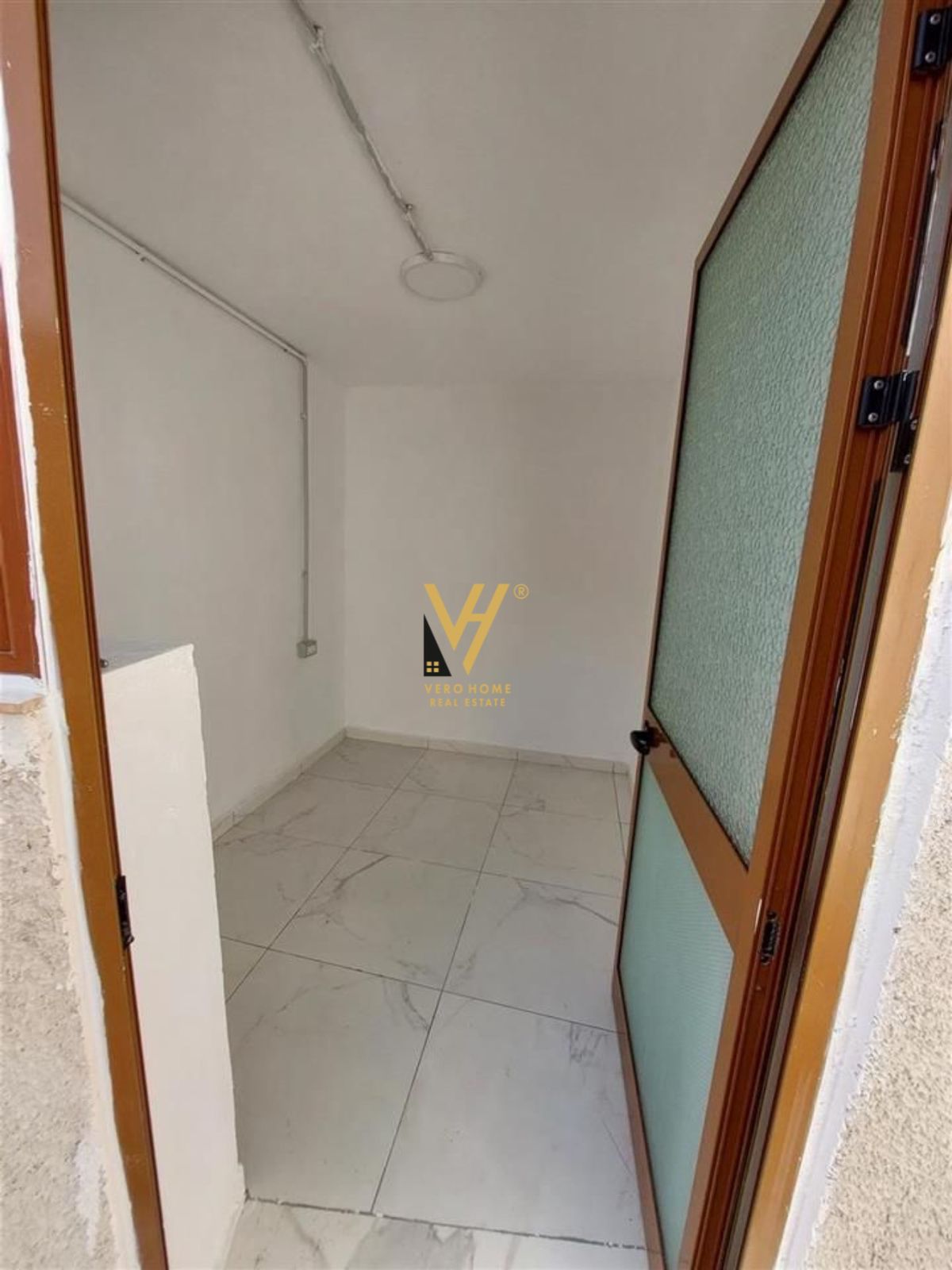 MAGAZINE 550 M2 TE RR.ARBERIT 1.500 EURO