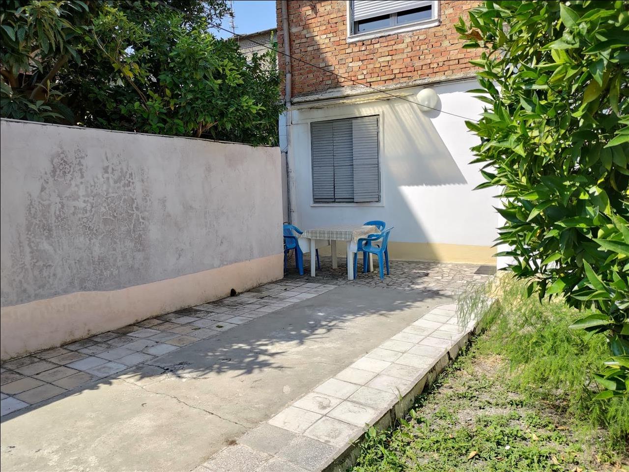 Shtepi me oborr me qera kati pare