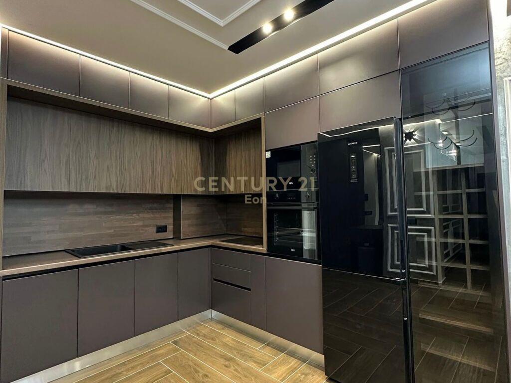 SHITET APARTAMENT LUXURY 2+1,TEK RRUGA E RE E PORTIT!