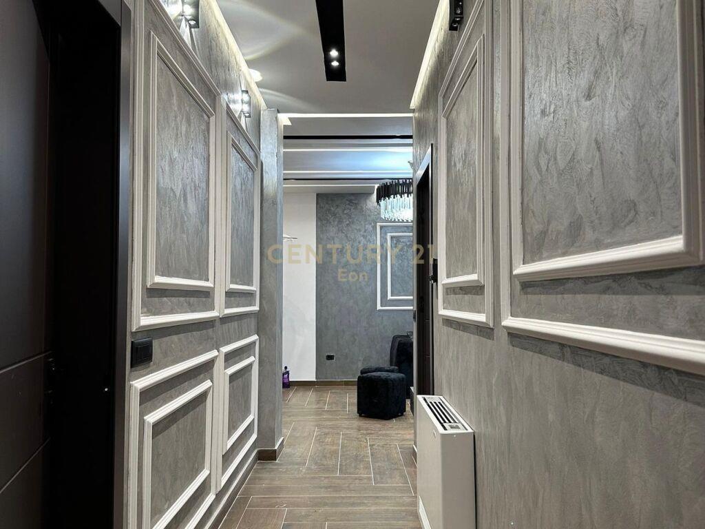 SHITET APARTAMENT LUXURY 2+1,TEK RRUGA E RE E PORTIT!