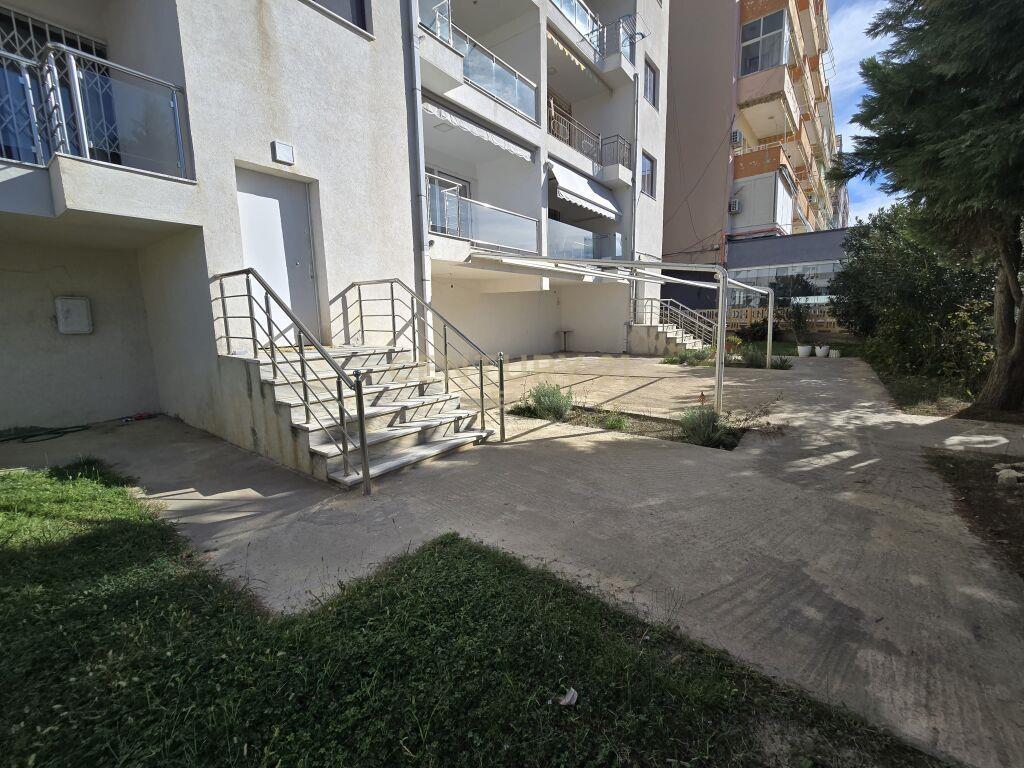 Jepet me qira apartament 2+1 me pamje deti dhe post parkimi!