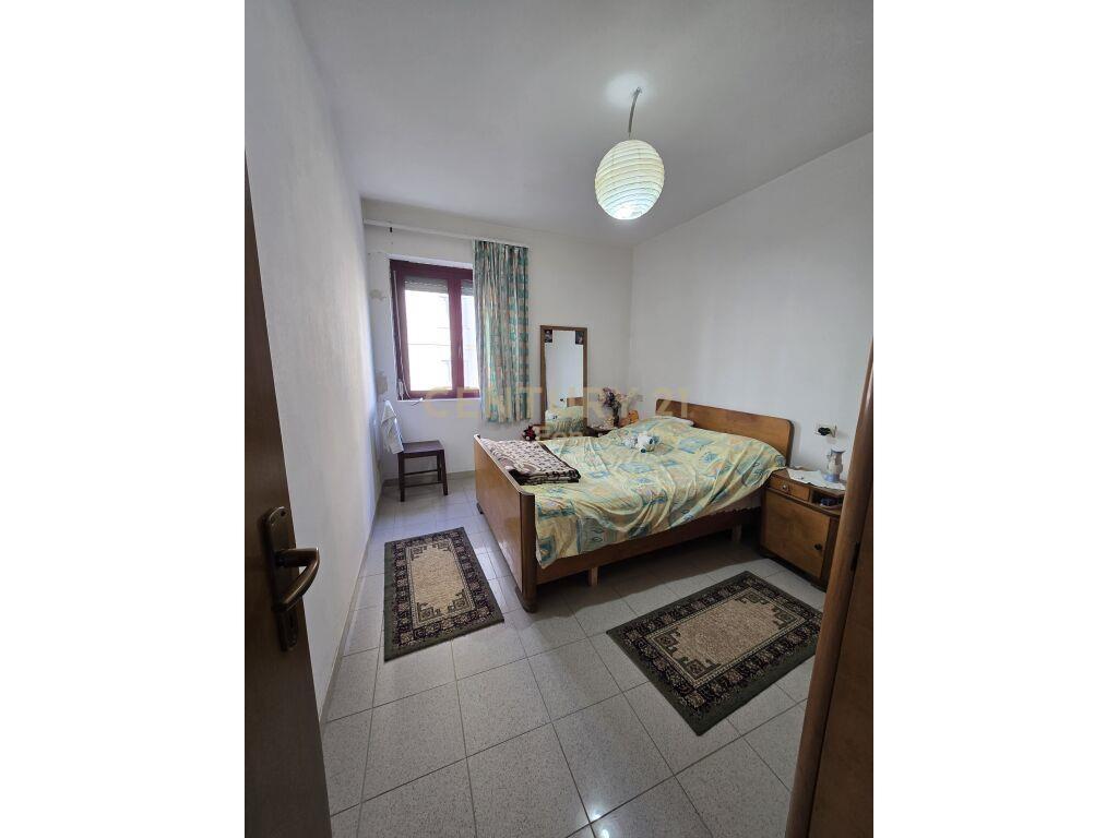Jepet me qira apartament 2+1 me pamje deti dhe post parkimi!