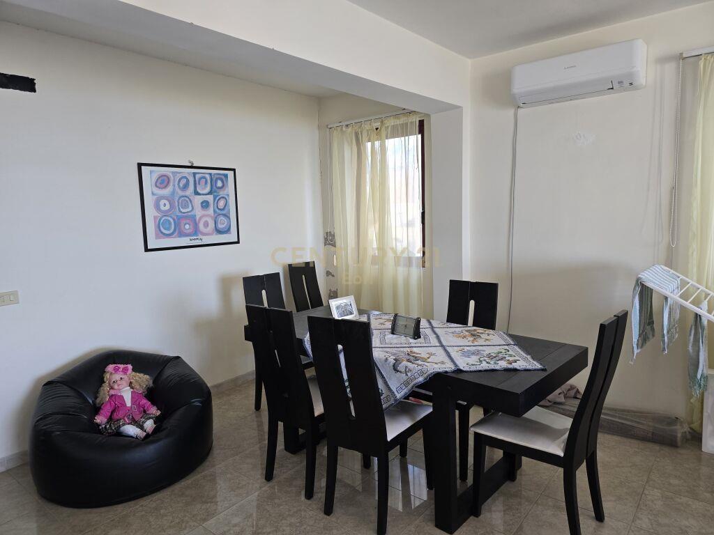 Jepet me qira apartament 2+1 me pamje deti dhe post parkimi!