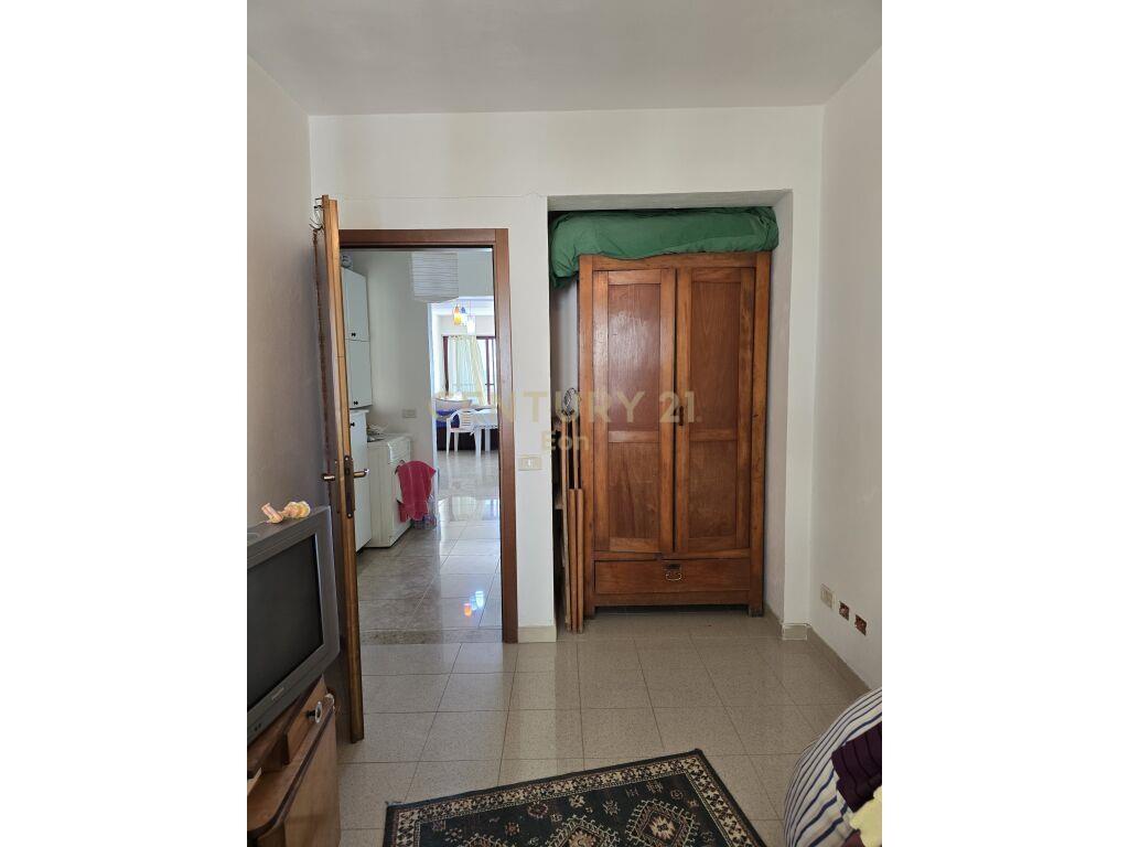 Jepet me qira apartament 2+1 me pamje deti dhe post parkimi!