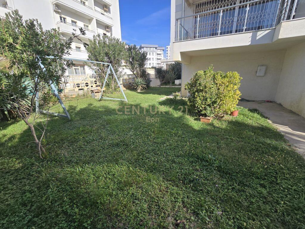 Jepet me qira apartament 2+1 me pamje deti dhe post parkimi!