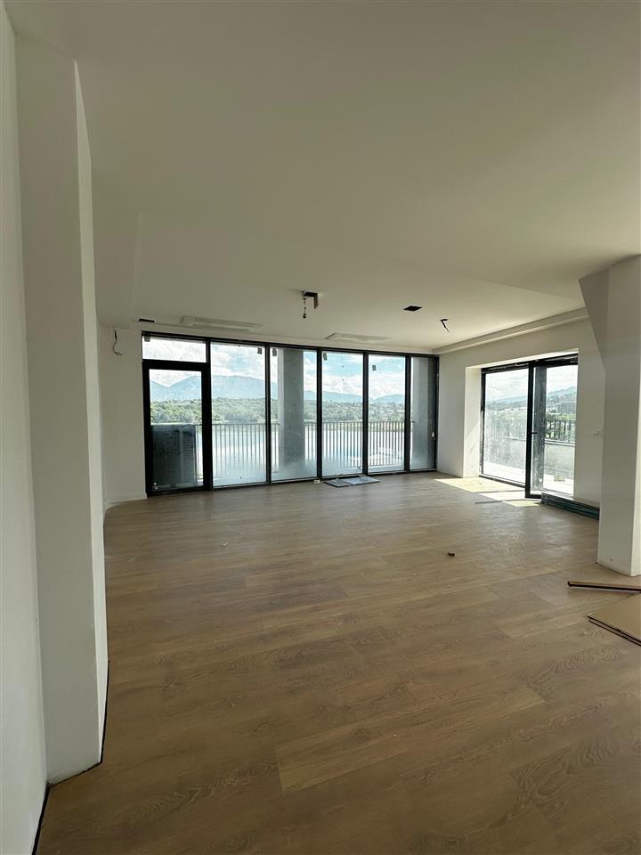 Qera, Ambjent Biznesi, Lake View