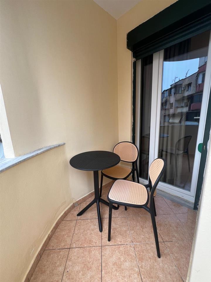 Jepet me qera mujore 1+1 tek shkolla e baletit