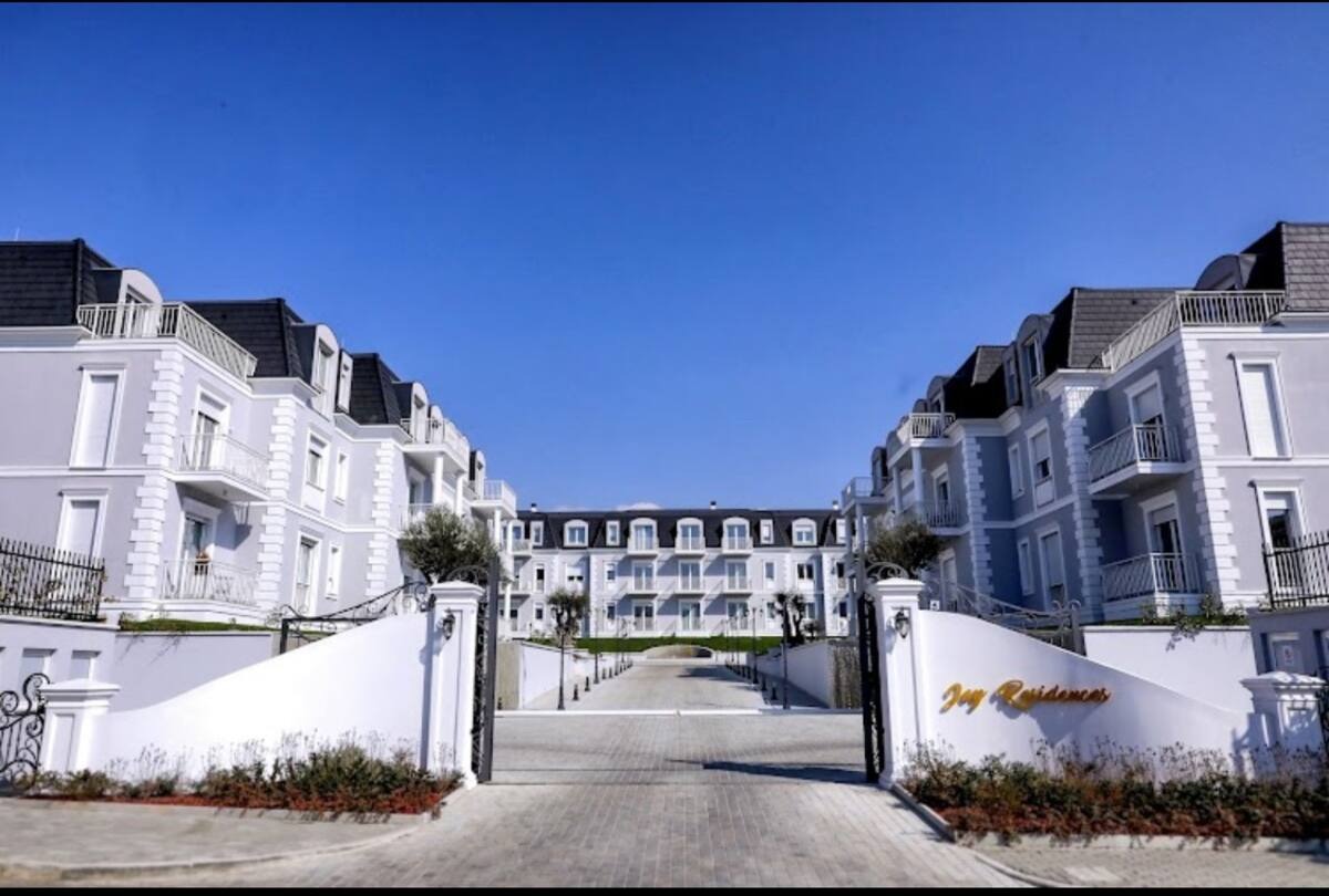 Shitet ap2+1 me 2 poste Parkimi Joy Residence