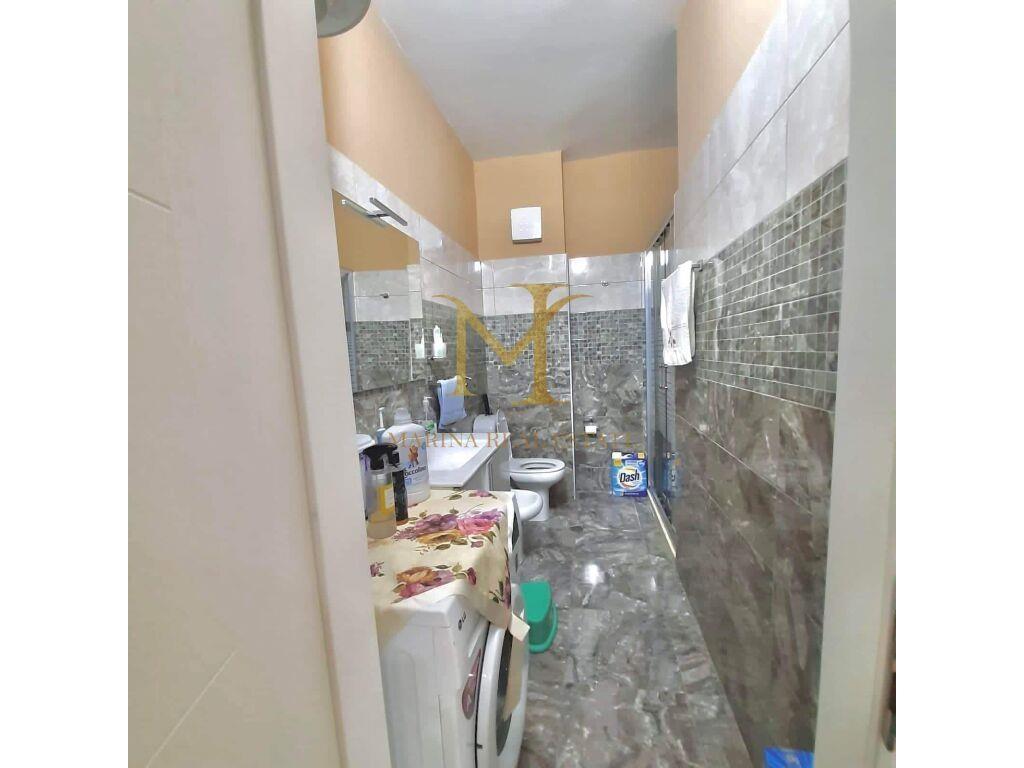 JEPET ME QERA APARTAMENT 2+1 NE QENDER TE DURRSIT !