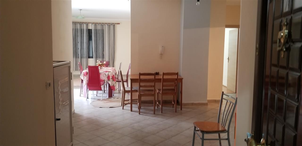 Jap apartament 2+1 te pa mobiluar ne Fresk.