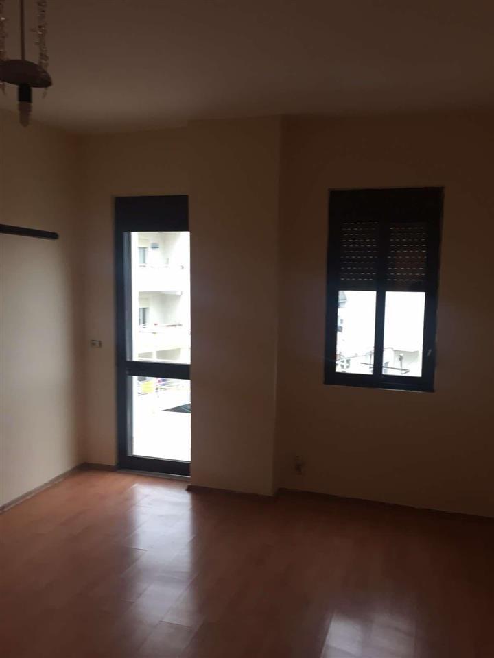 Jap apartament 2+1 te pa mobiluar ne Fresk.