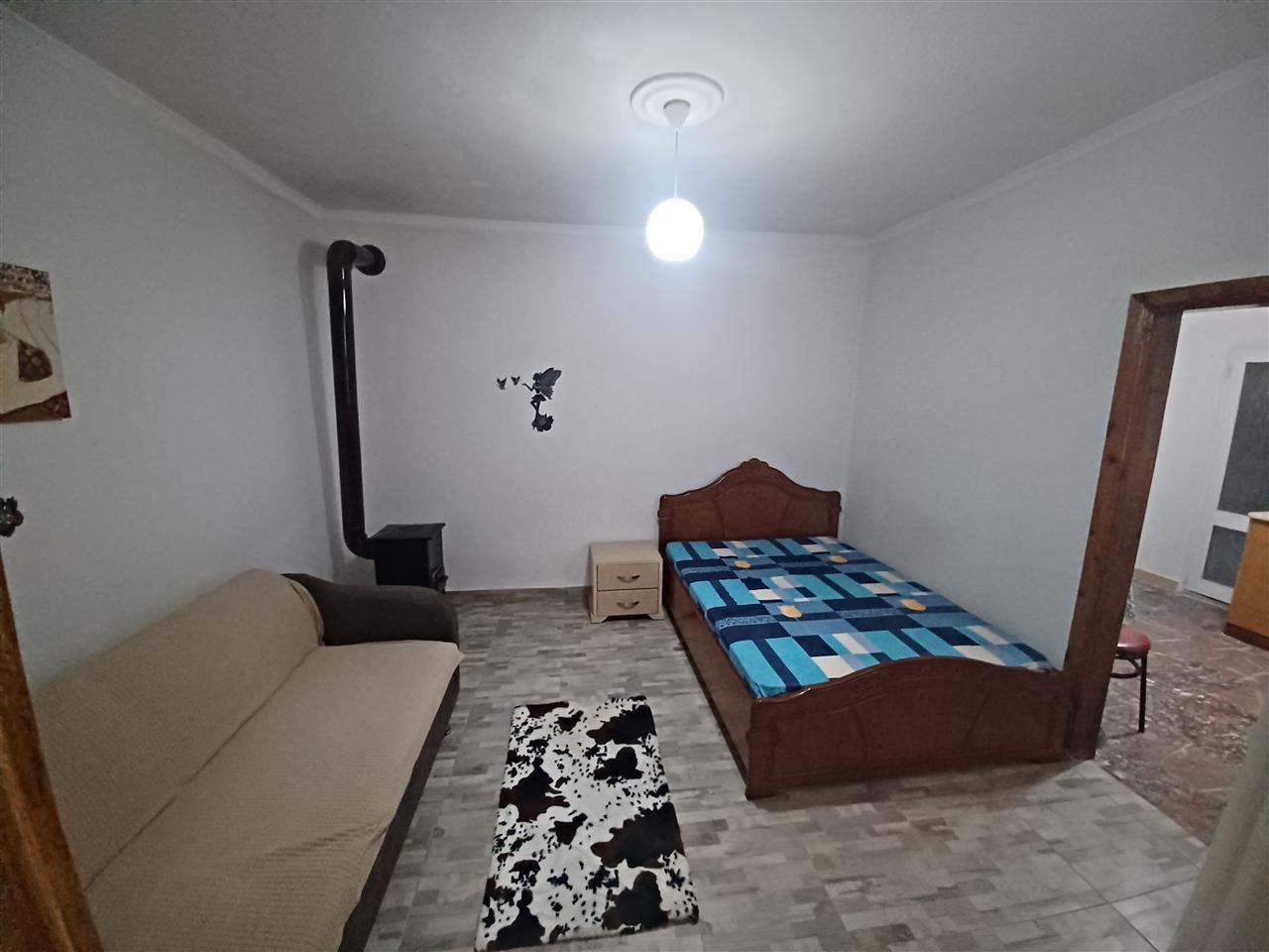 Lëshohet shtepi me qera mujore dhe ditore