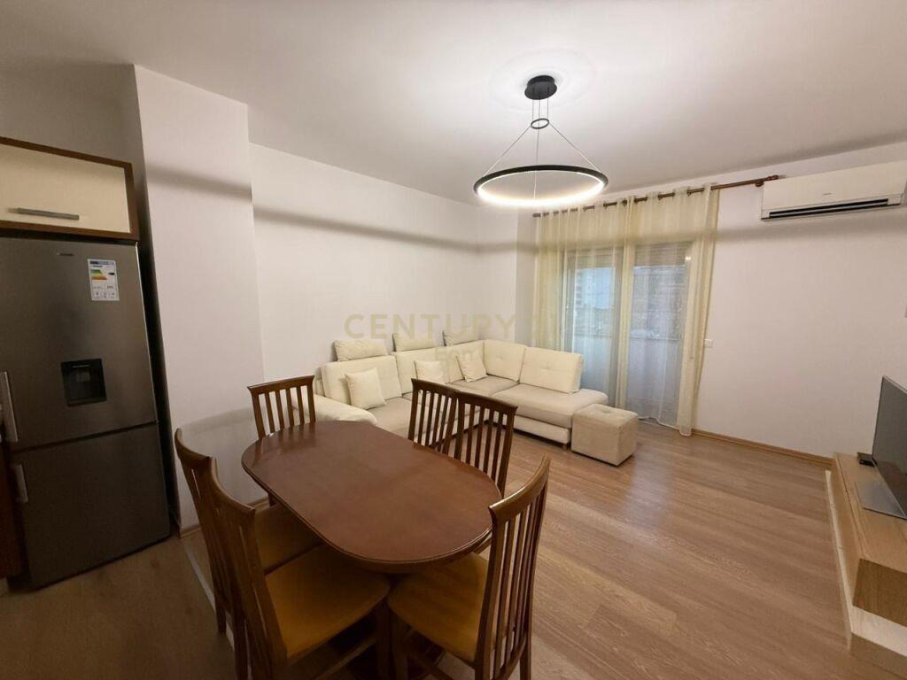 Jepet me Qira Apartament 2+1 në Qendër të Durrësit!