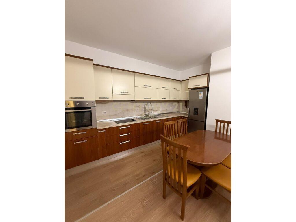 Jepet me Qira Apartament 2+1 në Qendër të Durrësit!