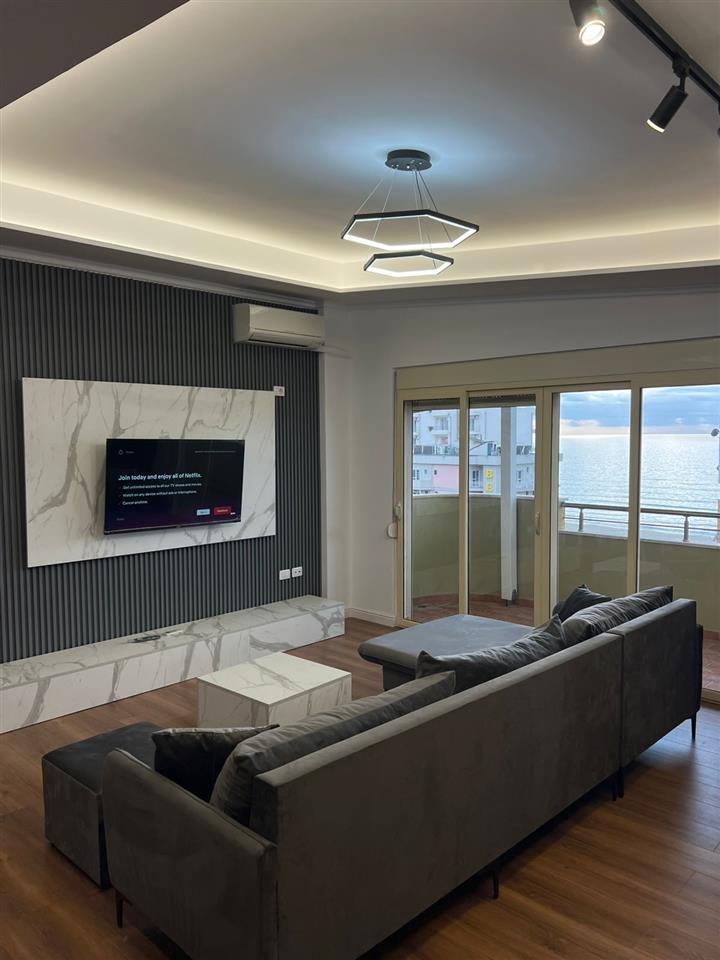 Shitet Papafingo pamje nga deti shkembi kavajes