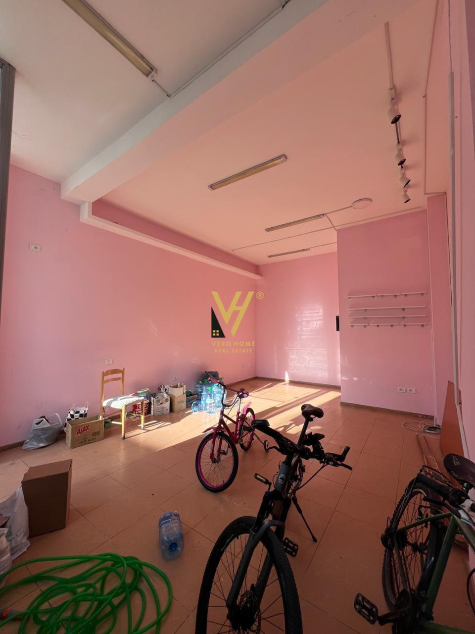 JEPET DYQAN 41 M2 ME QERA TE ALI DEMI 300 EURO