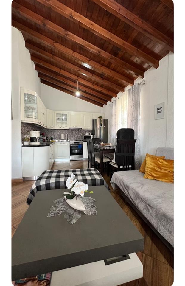 Jepet shtëpi me qera për studente.