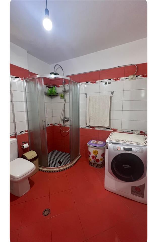 Jepet shtëpi me qera për studente.