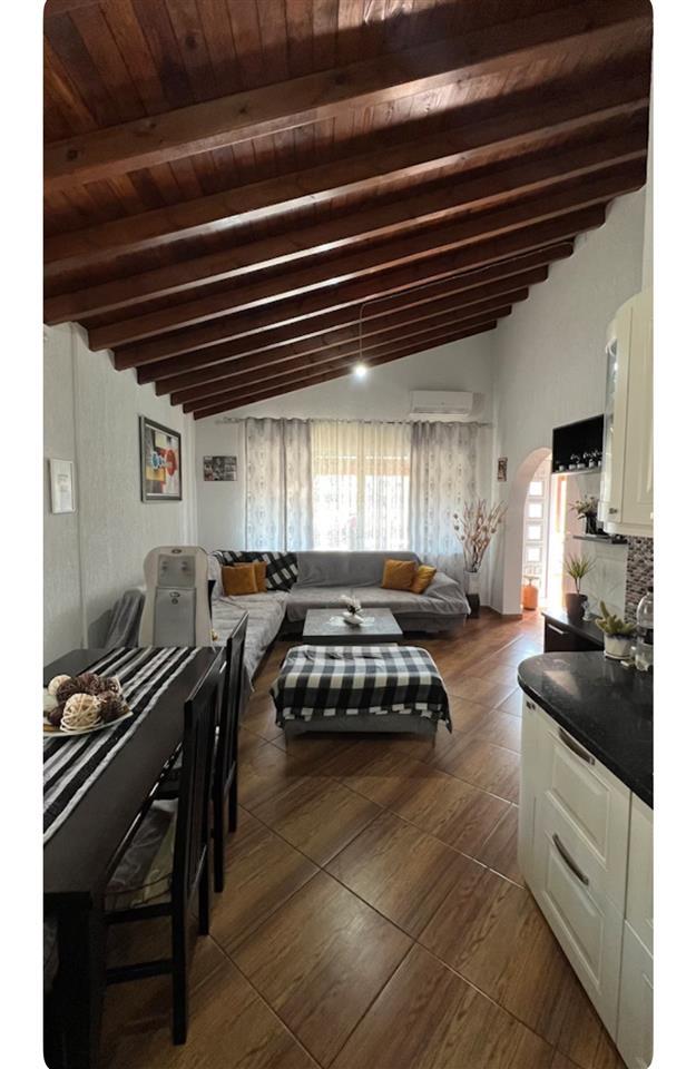 Jepet shtëpi me qera për studente.