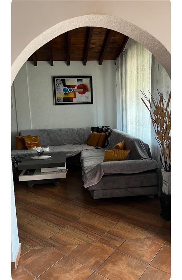 Jepet shtëpi me qera për studente.