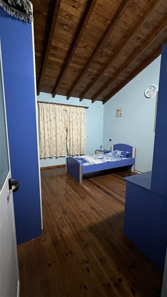 Jepet shtëpi me qera për studente.