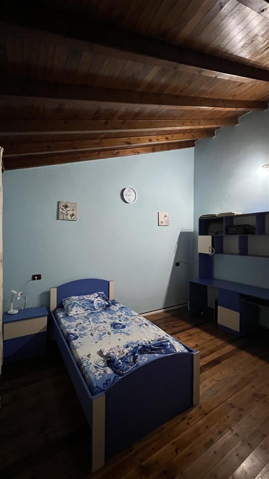 Jepet shtëpi me qera për studente.