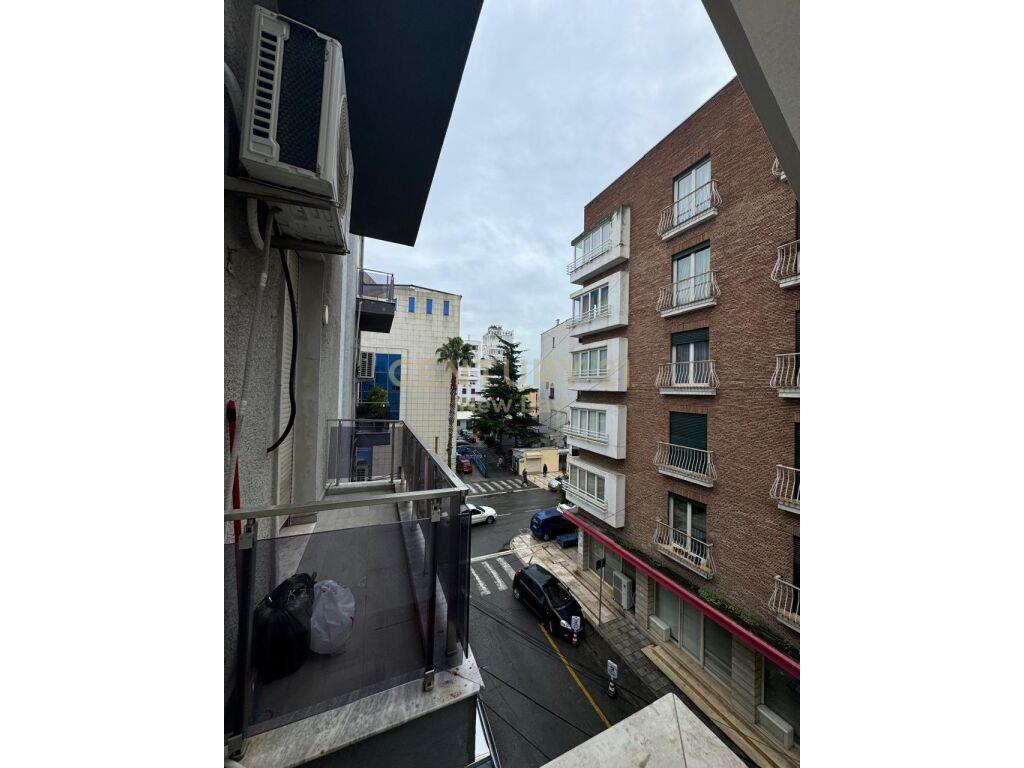 Apartament 1+1 me qira ne Qender te Durresit.