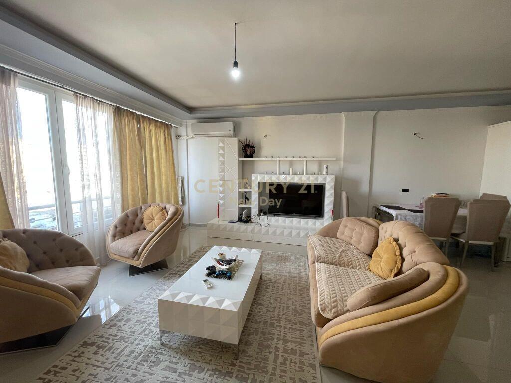 Apartament 2+1+2t prane Muzeumit te Deshmoreve