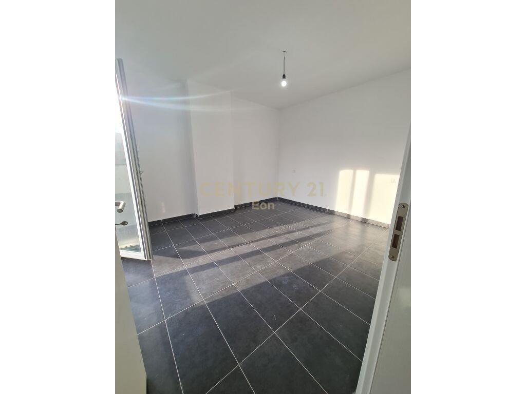 JEPET ME QIRA APARTAMENT 3+1+2 ME VERAND NE DURRES!