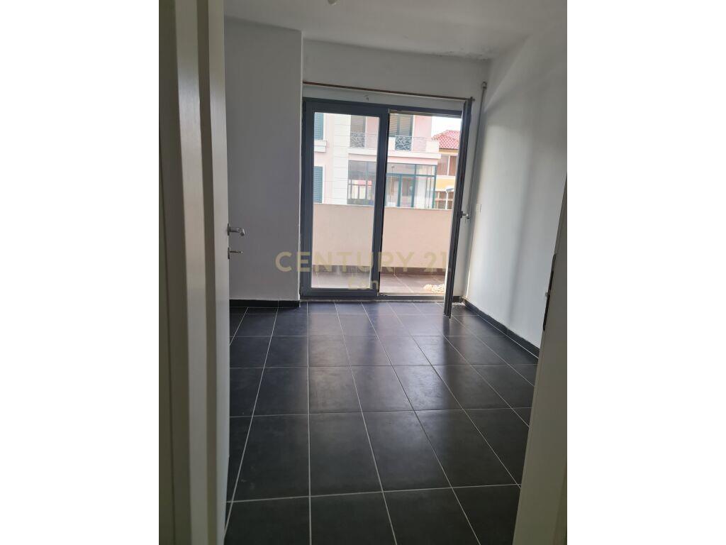 JEPET ME QIRA APARTAMENT 3+1+2 ME VERAND NE DURRES!