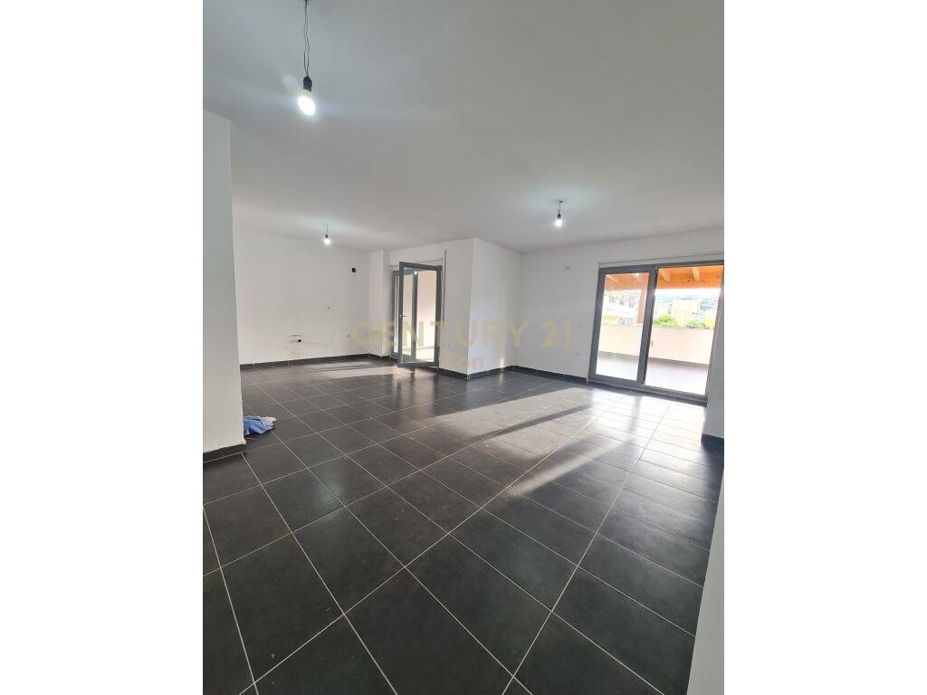 JEPET ME QIRA APARTAMENT 3+1+2 ME VERAND NE DURRES!