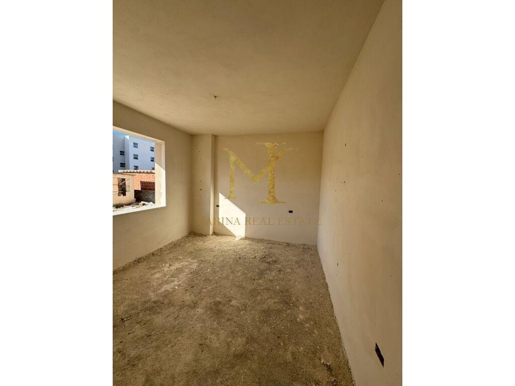 Shitet apartament 2+1 Tregu Industrial Durres