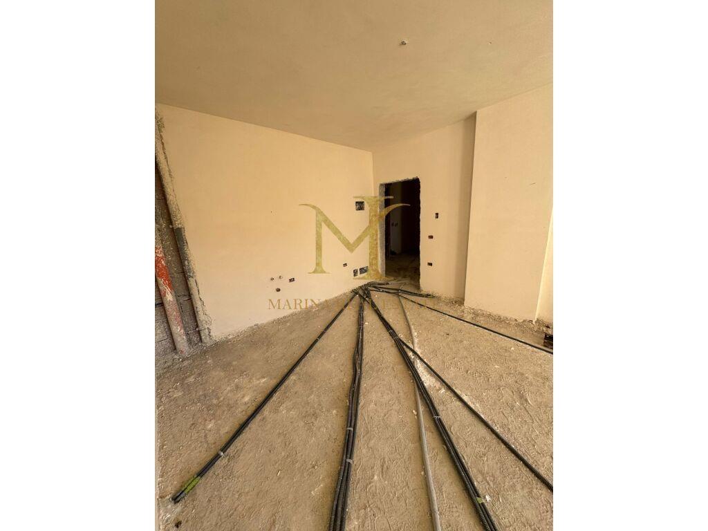 Shitet apartament 2+1 Tregu Industrial Durres