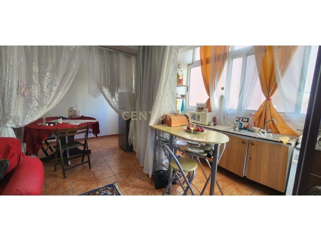 SHITET APARTAMENT 1+1 PRANE DREJTORISE SE POLICISE !