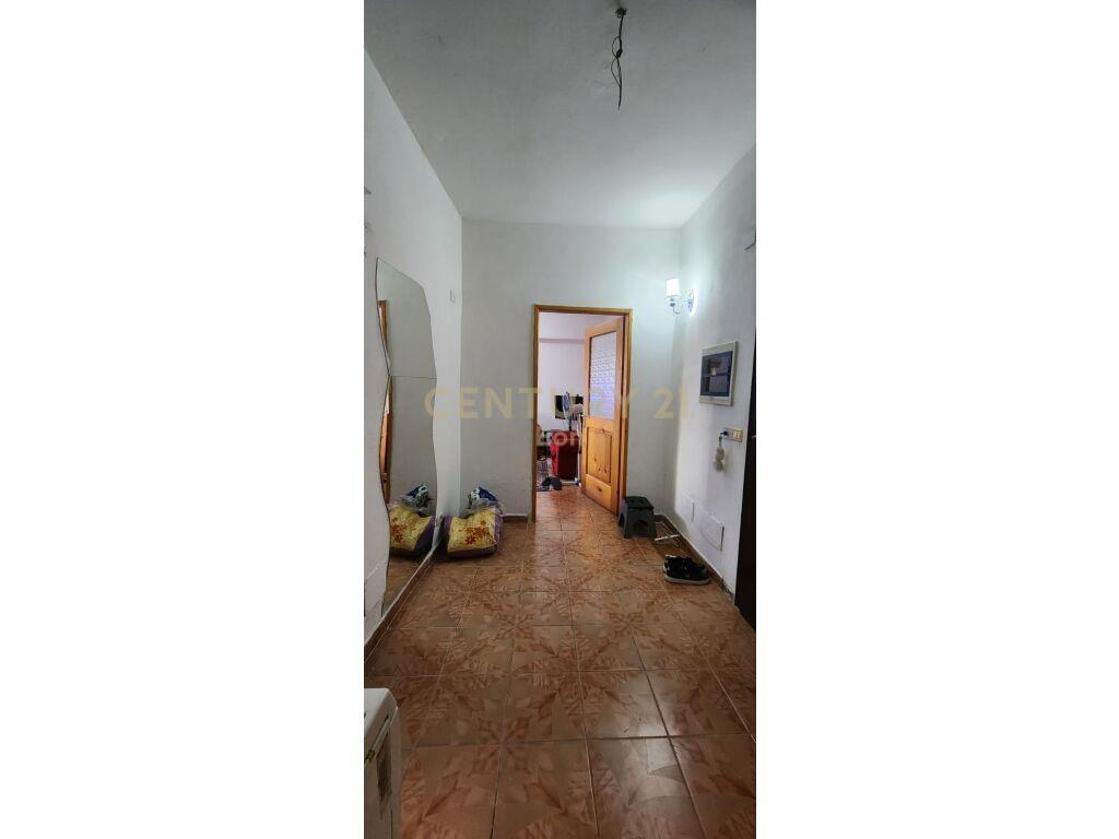 SHITET APARTAMENT 1+1 PRANE DREJTORISE SE POLICISE !