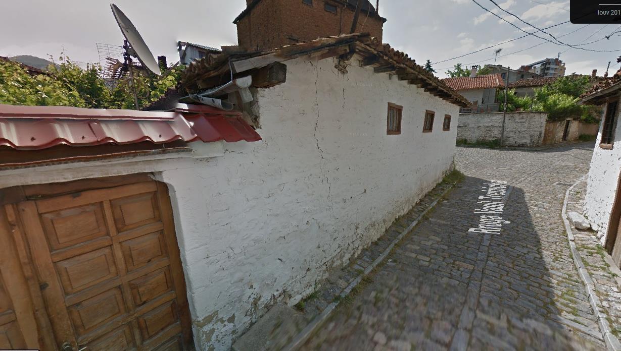 Shitet shtepi private ne qender Lagjia 3 ,250m2 truall