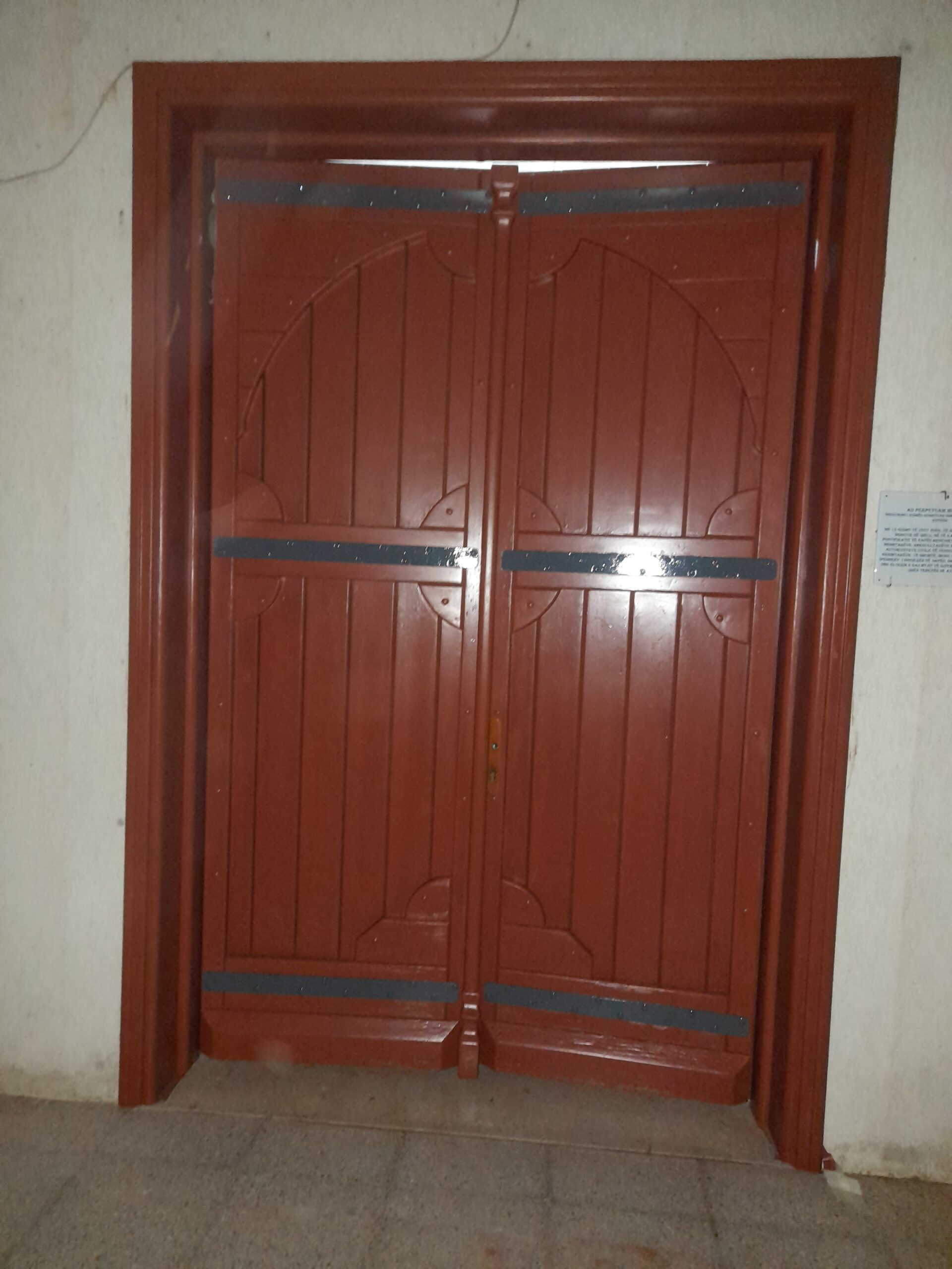 Kerkohen 4 mjeshtra per mur Blloku..dhe dy ndihmes