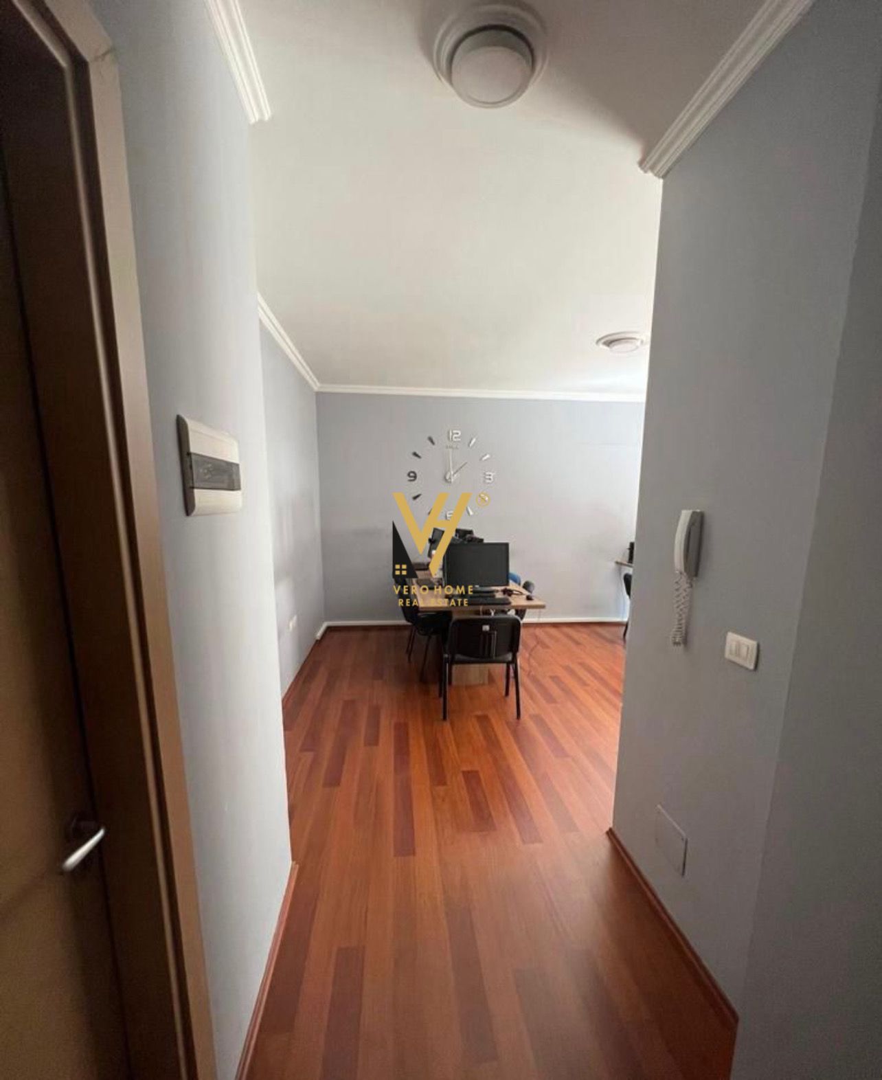 JEPET ZYRE 130M2 ME QERA TE RRUGA 5MAJI 1.200 EURO