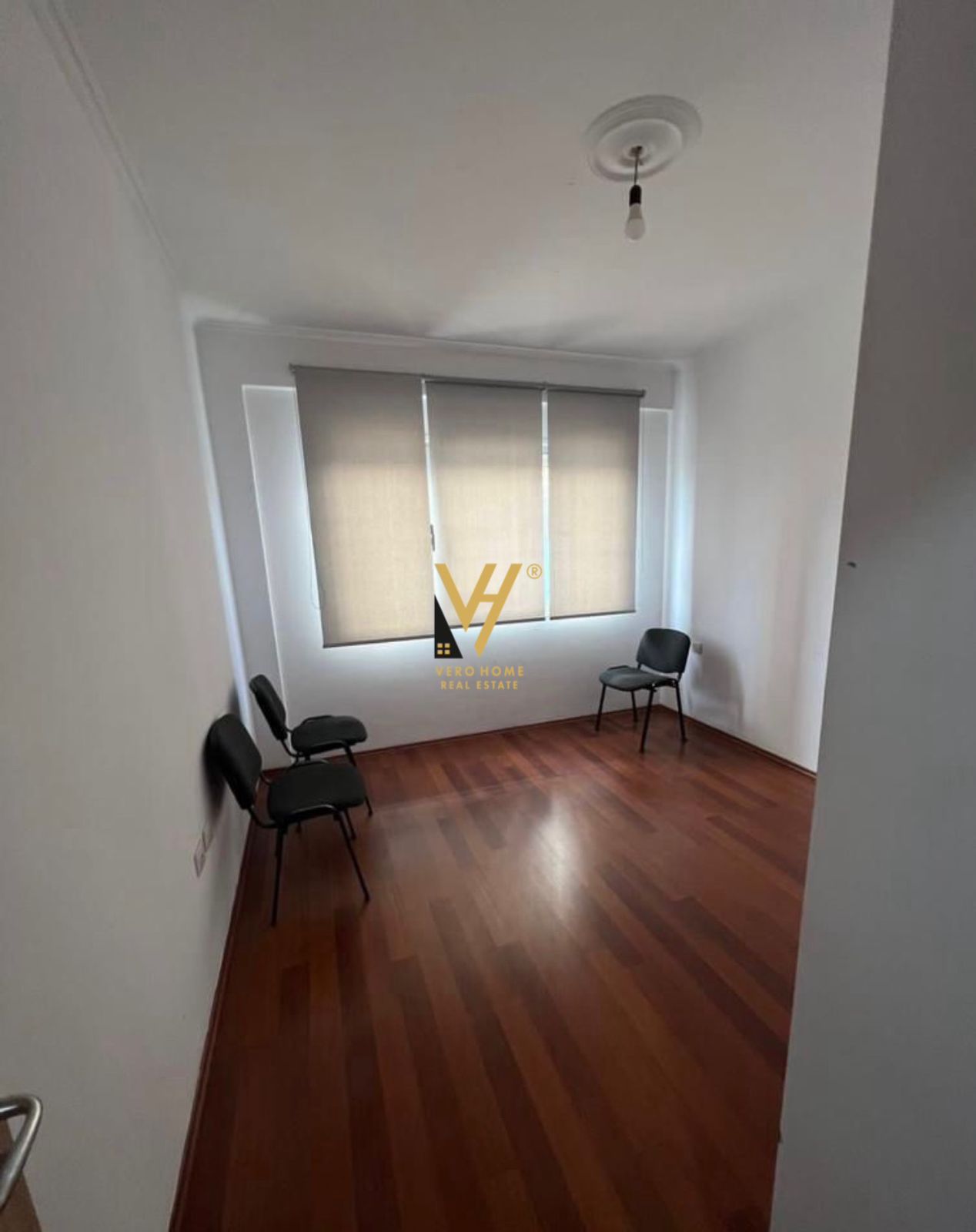 JEPET ZYRE 130M2 ME QERA TE RRUGA 5MAJI 1.200 EURO