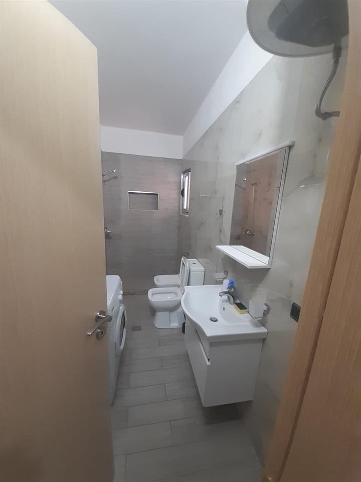 JEPET ME QERA APARTAMENT 2+1 PRANE SHKOLLES INDUSTRIALE