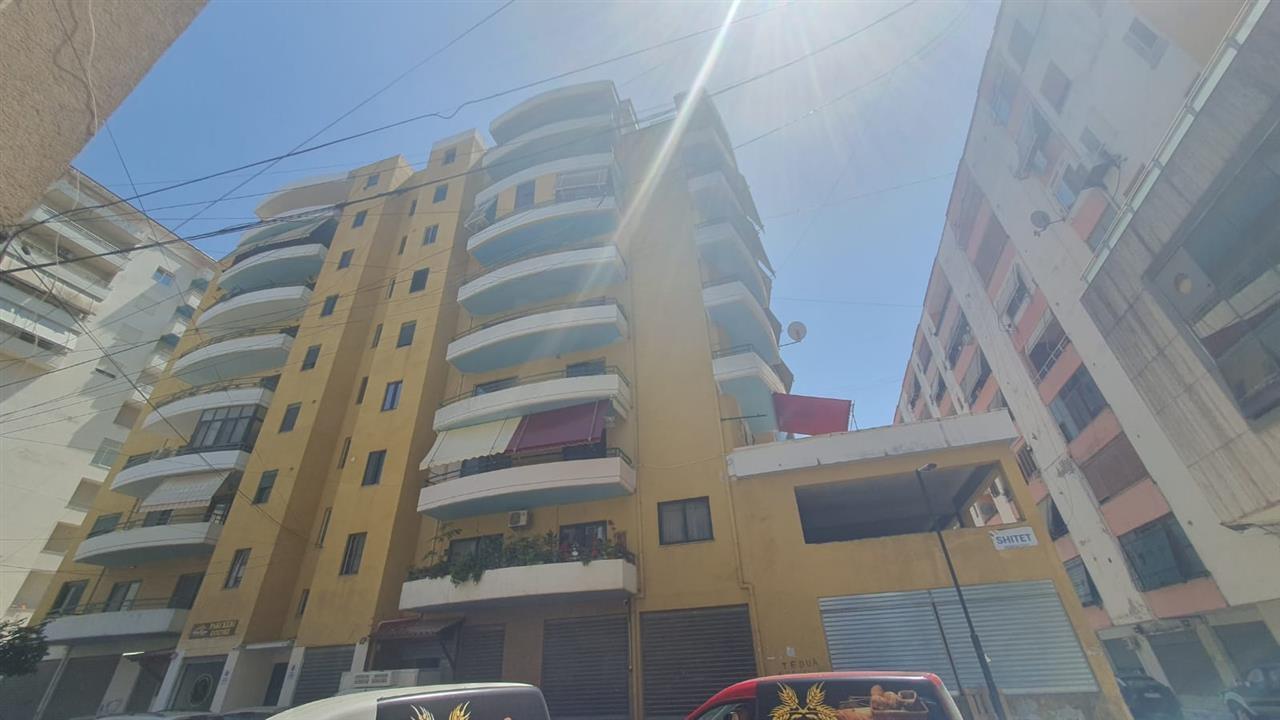 SHITET APARTAMENT 2+1+2 PRANE KRYQEZIMIT RINIA