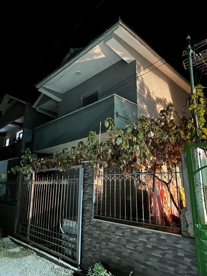 Jepet me qera kati i 2 i nje vile