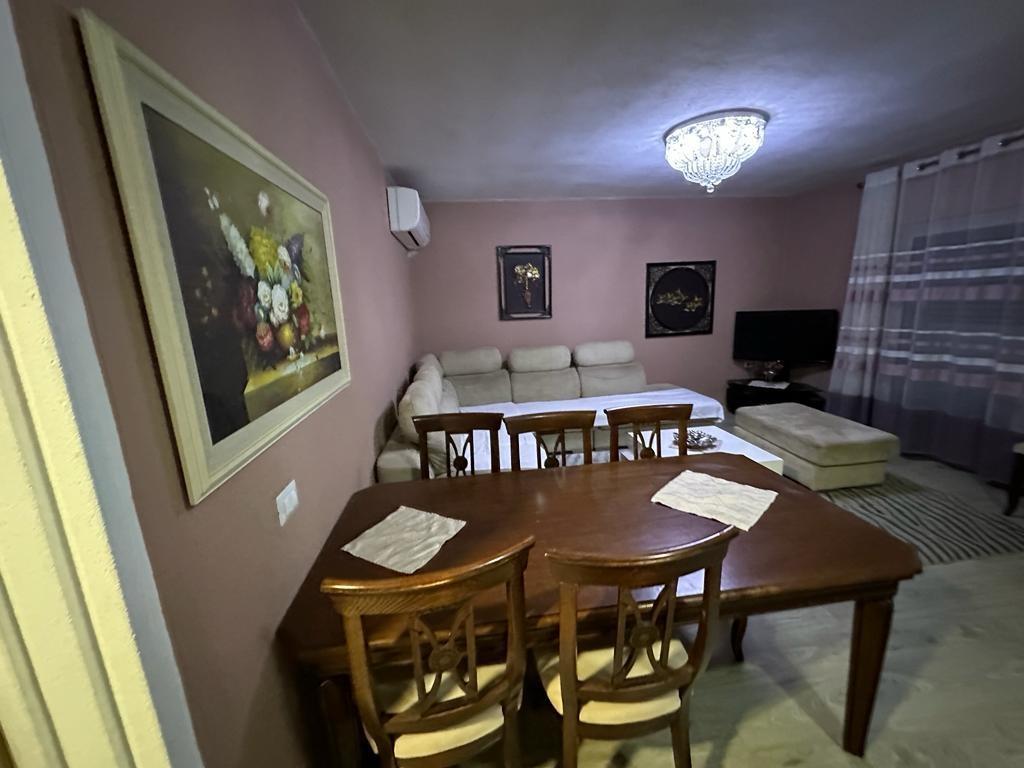 Jepet me qera kati i 2 i nje vile