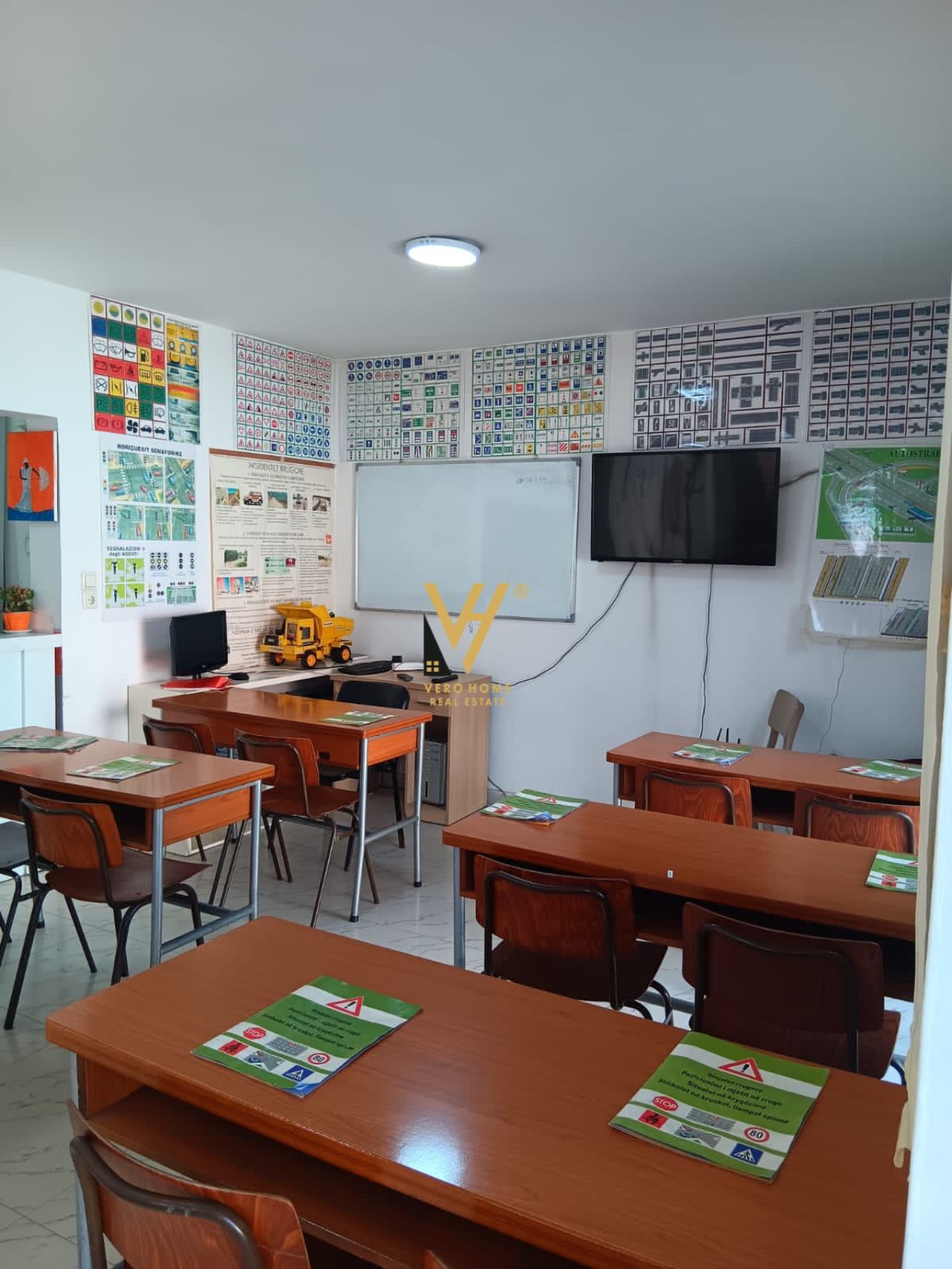 DYQAN 50 M2 TE RRUGA XHANFIZE KEKO 120.000 EURO