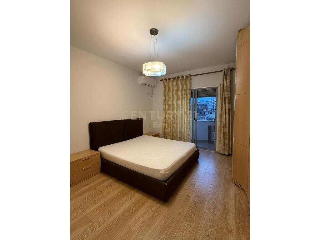 Jepet me Qira Apartament 2+1 në Qendër të Durrësit!