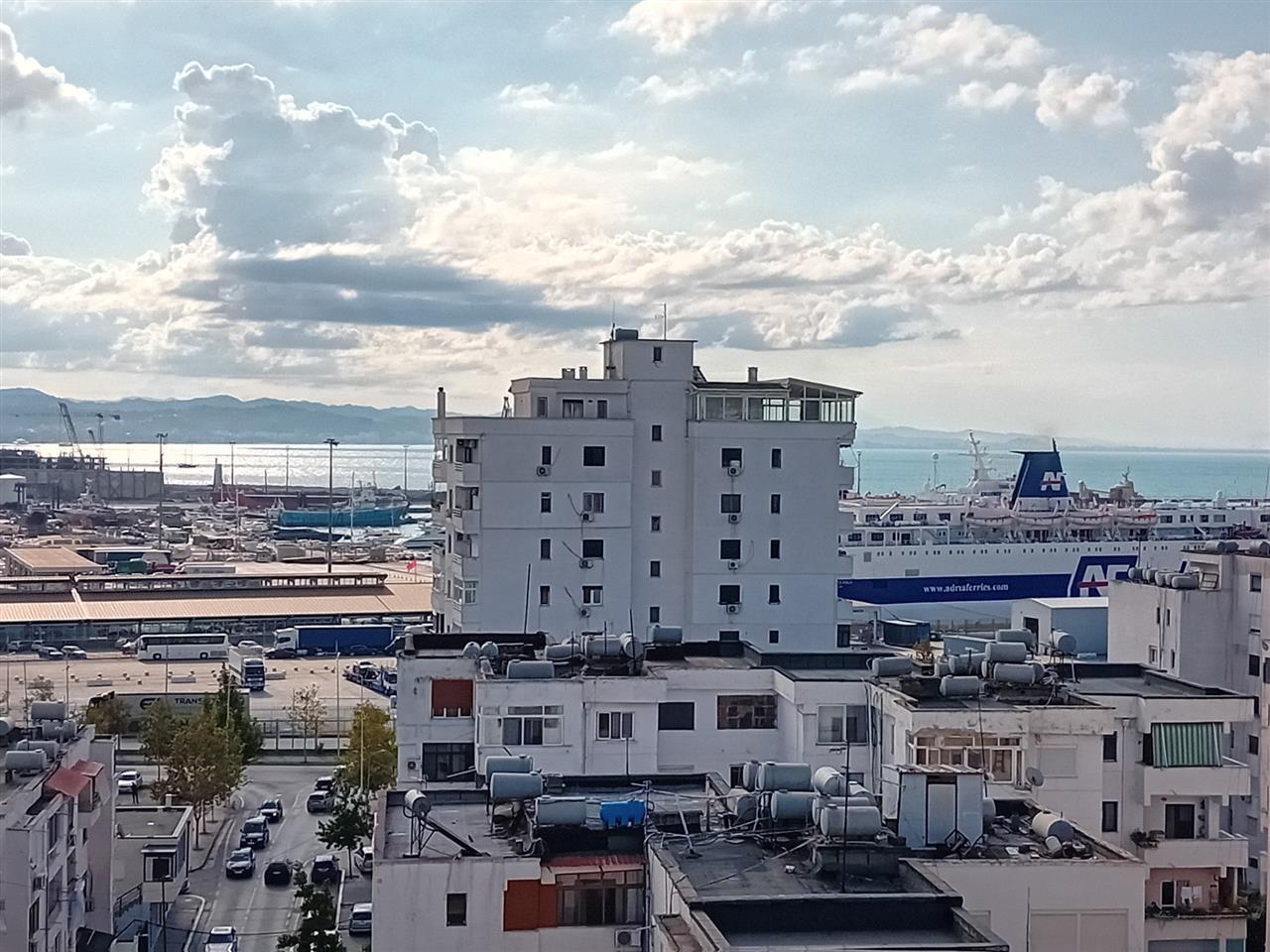 JEPET ME QERA APARTAMENT 1+1 ME PAMJE NGA DETI, QENDER