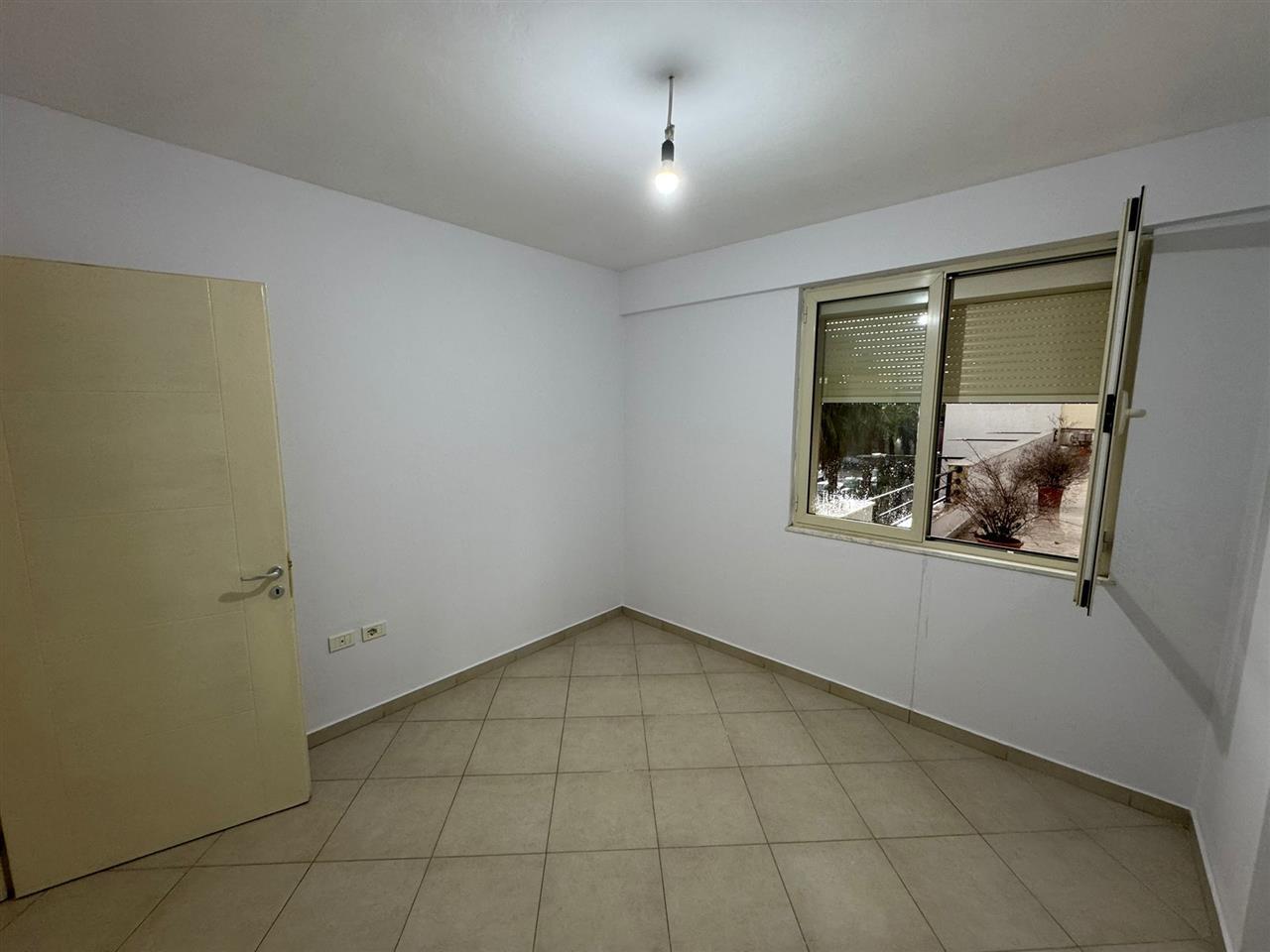 Jepet shtepi me Qera te Kthesa Kamzes