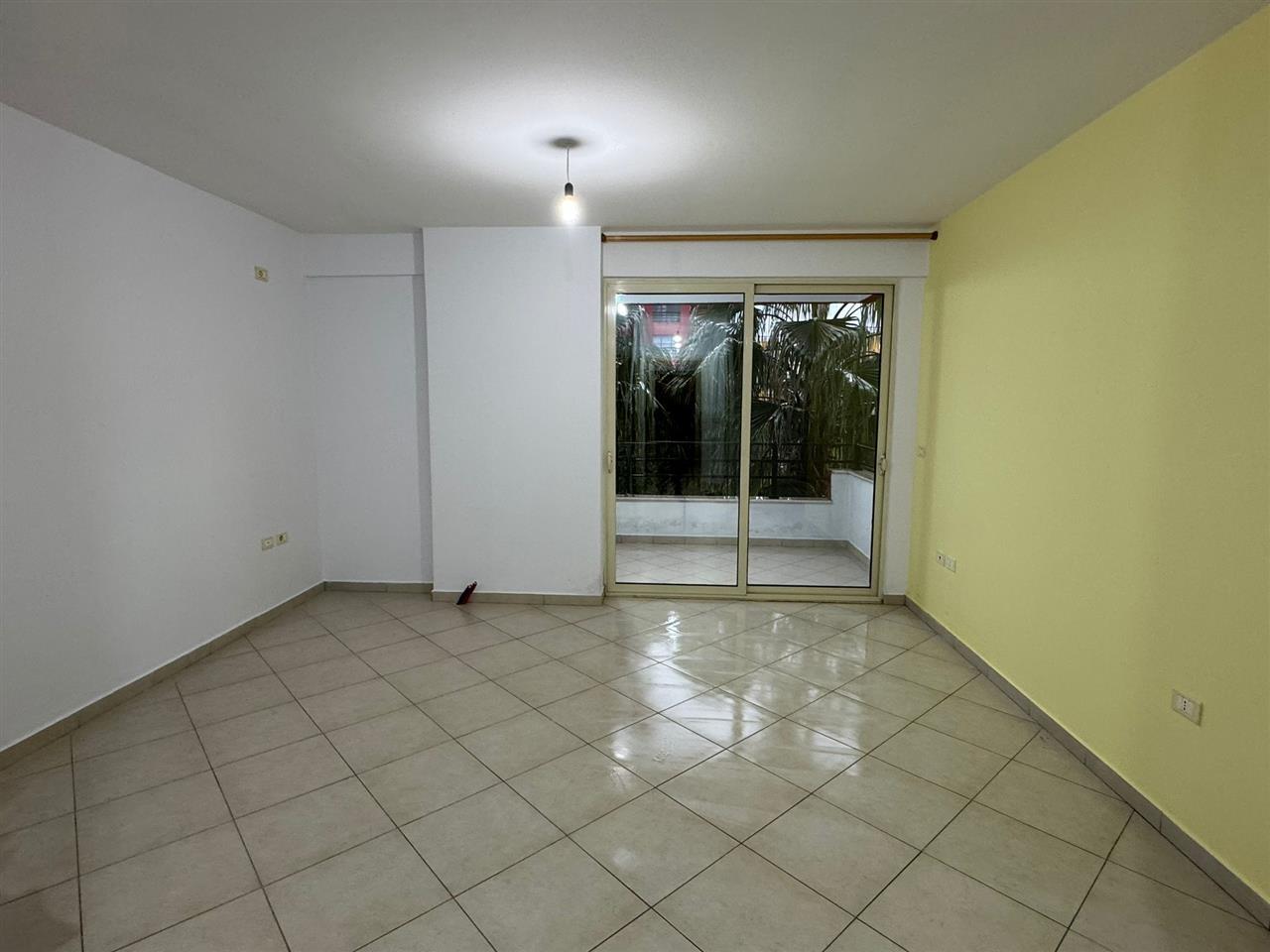 Jepet shtepi me Qera te Kthesa Kamzes